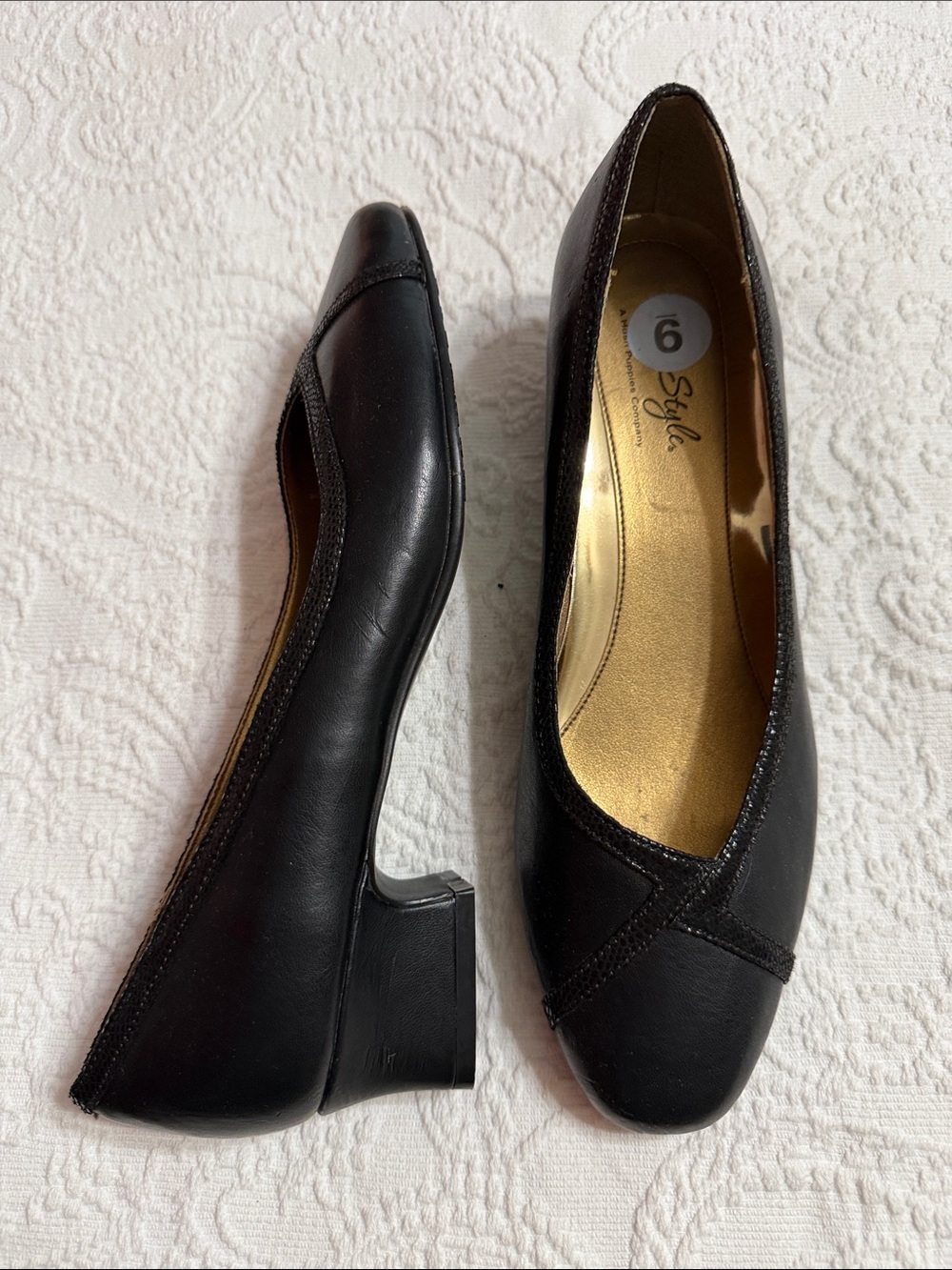 Soft Style by Hush Puppies Size 9N Narrow Black Kitten Heels